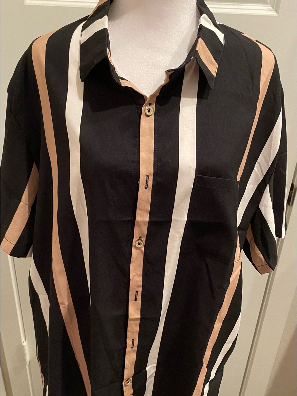 Men's Black Striped Short-Sleeve Button-Up Shirt